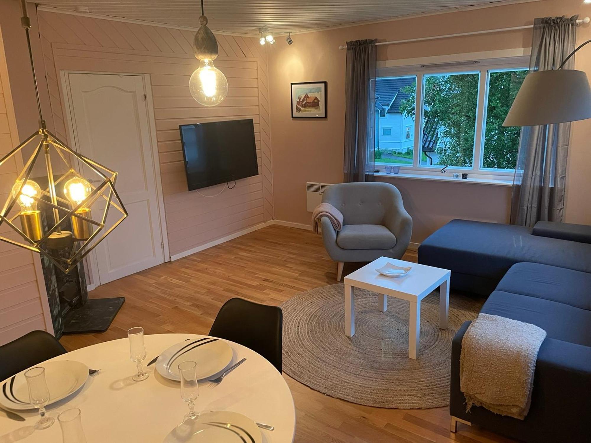 Centrally Located Apartment In Classic Townhouse Тромсё Экстерьер фото